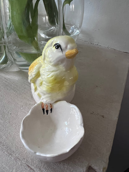 vintage eierdopje, eierdopje met kuikentje, paasdecoratie vintage, retro eierdopje, keramisch eierdopje, nostalgische paasdecoratie, vintage tafeldecoratie, unieke eierdopjes
