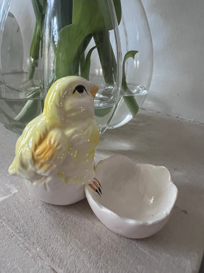 vintage eierdopje, eierdopje met kuikentje, paasdecoratie vintage, retro eierdopje, keramisch eierdopje, nostalgische paasdecoratie, vintage tafeldecoratie, unieke eierdopjes