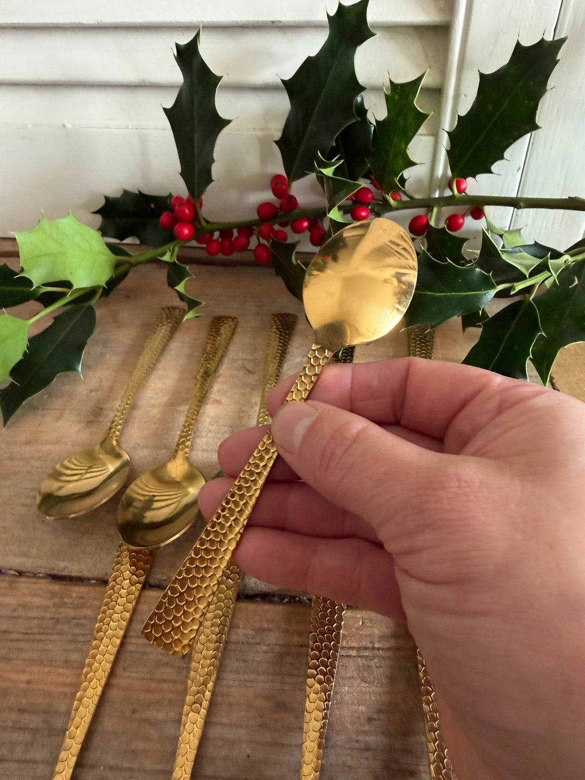 vintage goudkleurig bestek, gouden bestek 12 personen, 48 delig bestek, retro bestek, honingraat bestek, vintage kersttafel, feestelijk tafel dekken, Sofia&
