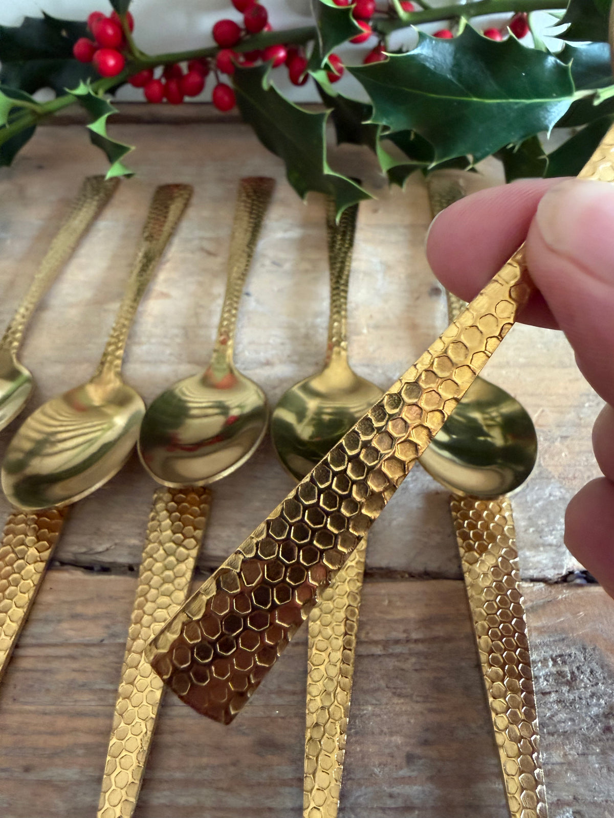 vintage goudkleurig bestek, gouden bestek 12 personen, 48 delig bestek, retro bestek, honingraat bestek, vintage kersttafel, feestelijk tafel dekken, Sofia&
