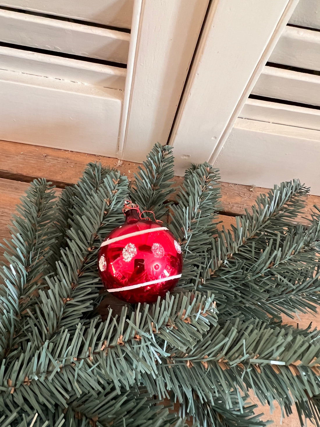 Vintage Weihnachtskugel mit Punkten und Streifen