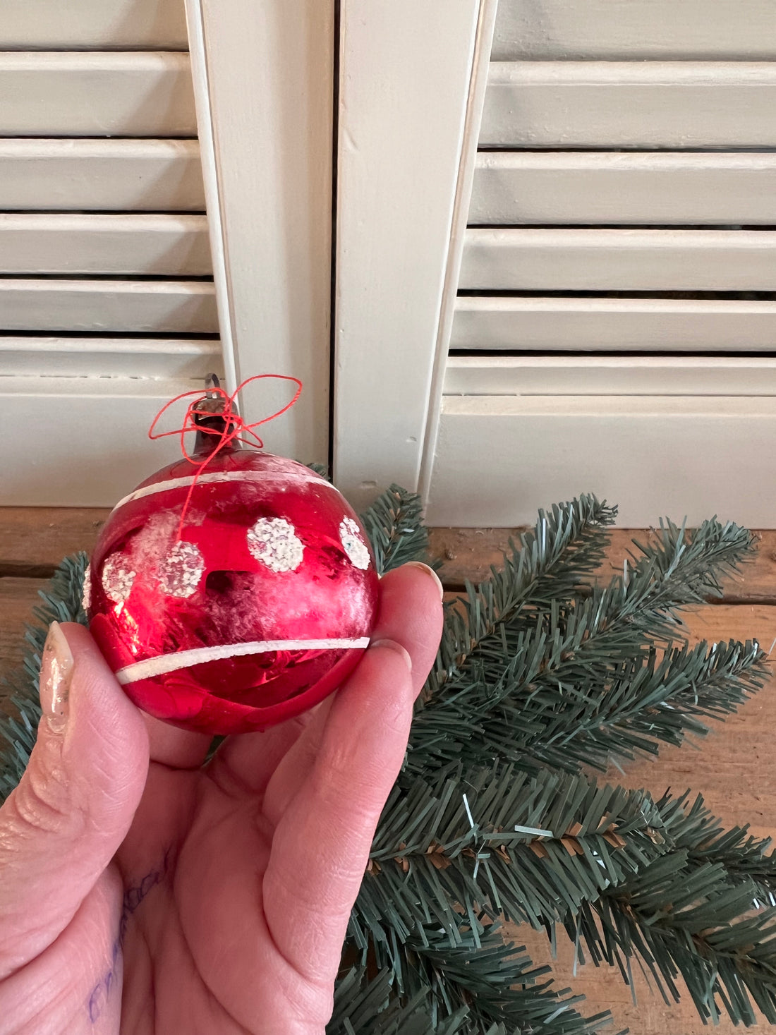 Vintage Weihnachtskugel mit Punkten und Streifen