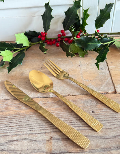 vintage goudkleurig bestek, gouden bestek 12 personen, 48 delig bestek, retro bestek, honingraat bestek, vintage kersttafel, feestelijk tafel dekken, Sofia&