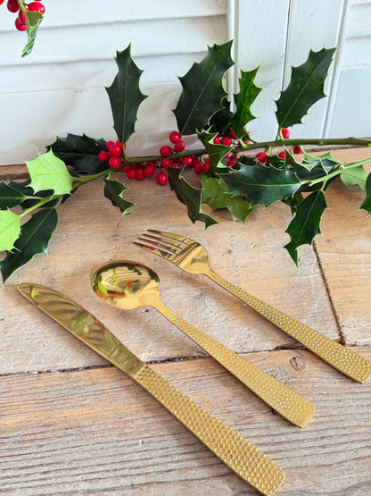 vintage goudkleurig bestek, gouden bestek 12 personen, 48 delig bestek, retro bestek, honingraat bestek, vintage kersttafel, feestelijk tafel dekken, Sofia&
