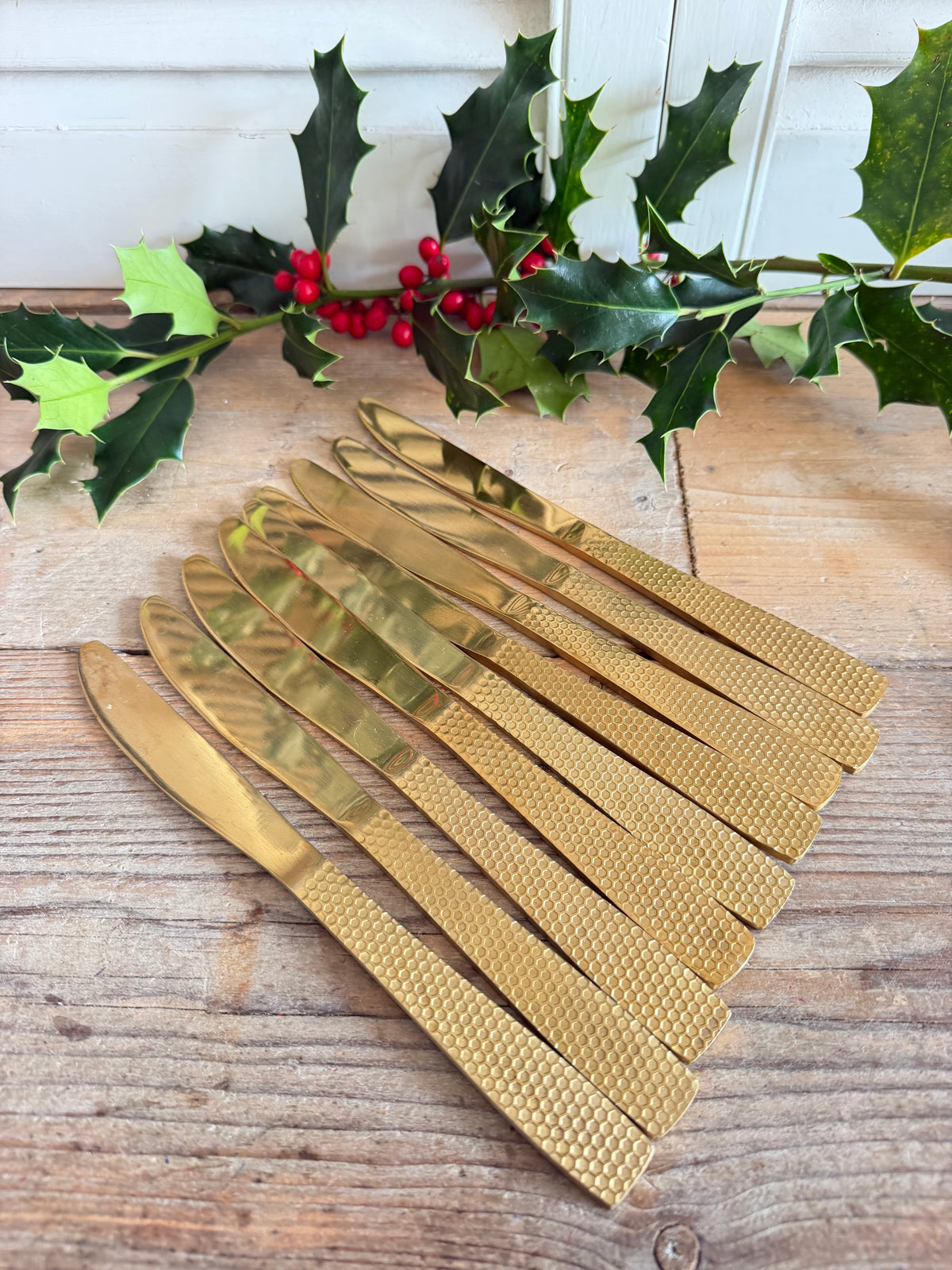 vintage goudkleurig bestek, gouden bestek 12 personen, 48 delig bestek, retro bestek, honingraat bestek, vintage kersttafel, feestelijk tafel dekken, Sofia&