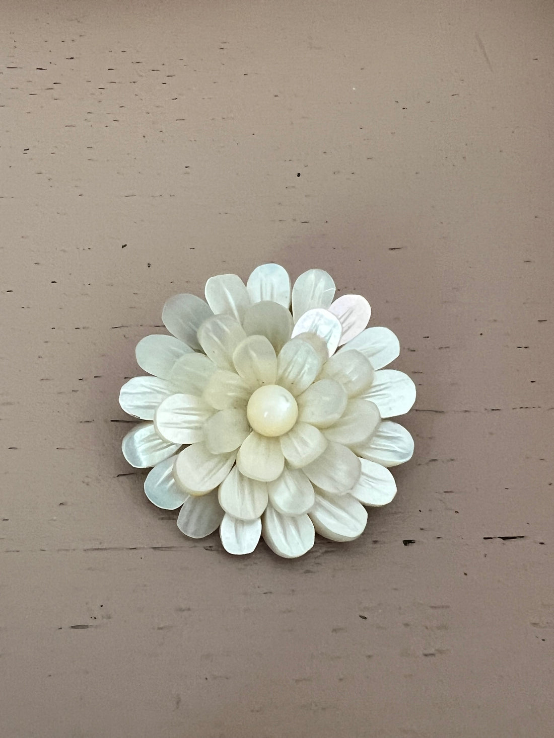 Broche bloem parelmoer