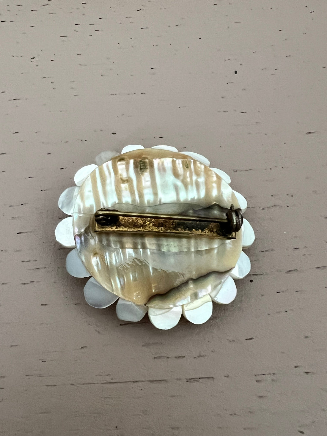 Broche parelmoer bloem