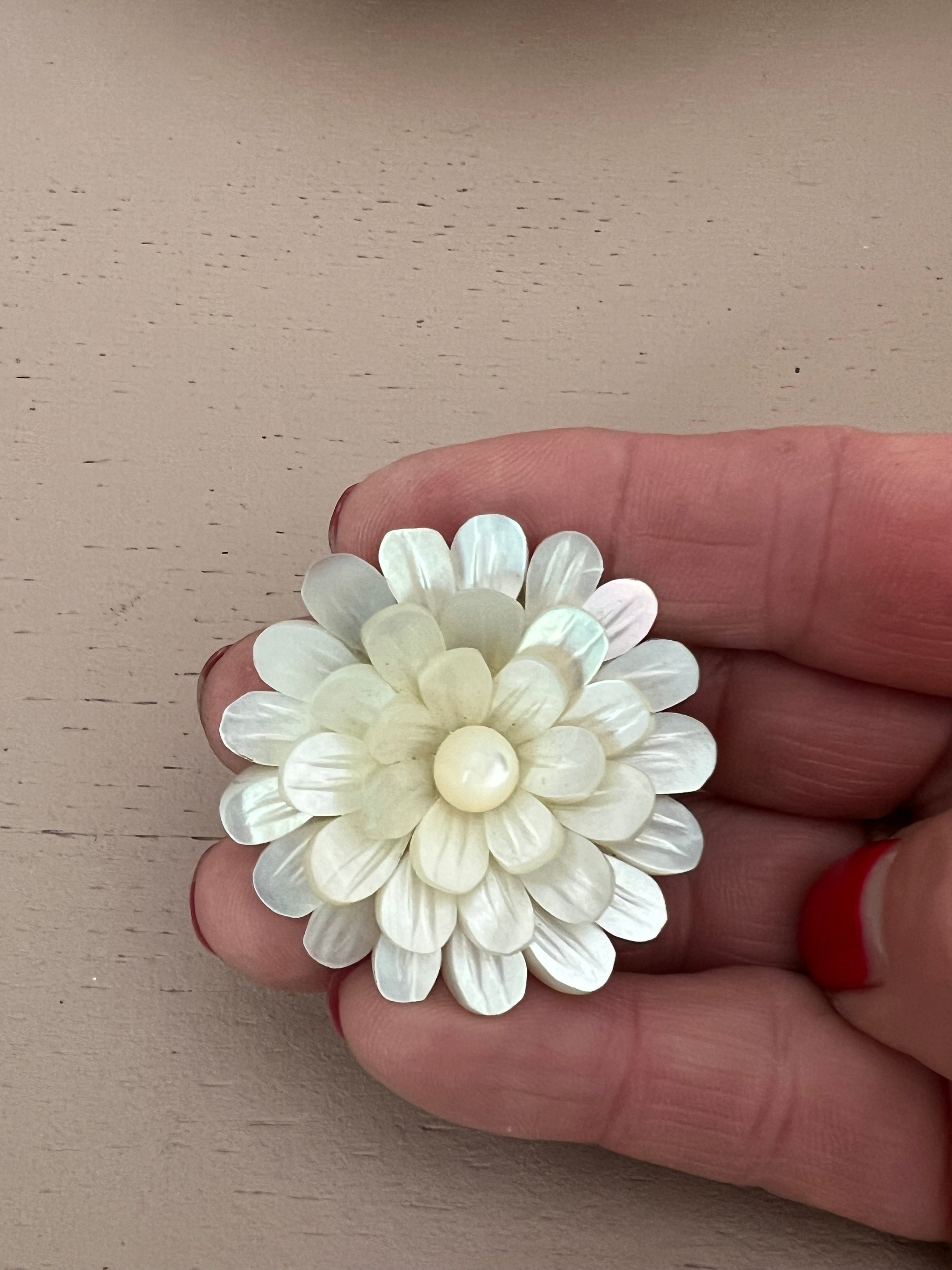 Bloem broche parelmoer
