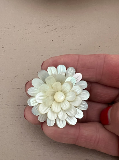 Bloem broche parelmoer