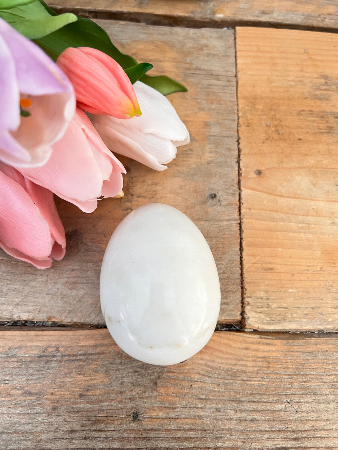 groot wit ei van marmer, marmeren paasdecoratie, luxe paasdecor, groot marmeren ei, stijlvolle paasversiering, marmeren ei Pasen, lentedeocratie marmer, marmeren paasaccessoires