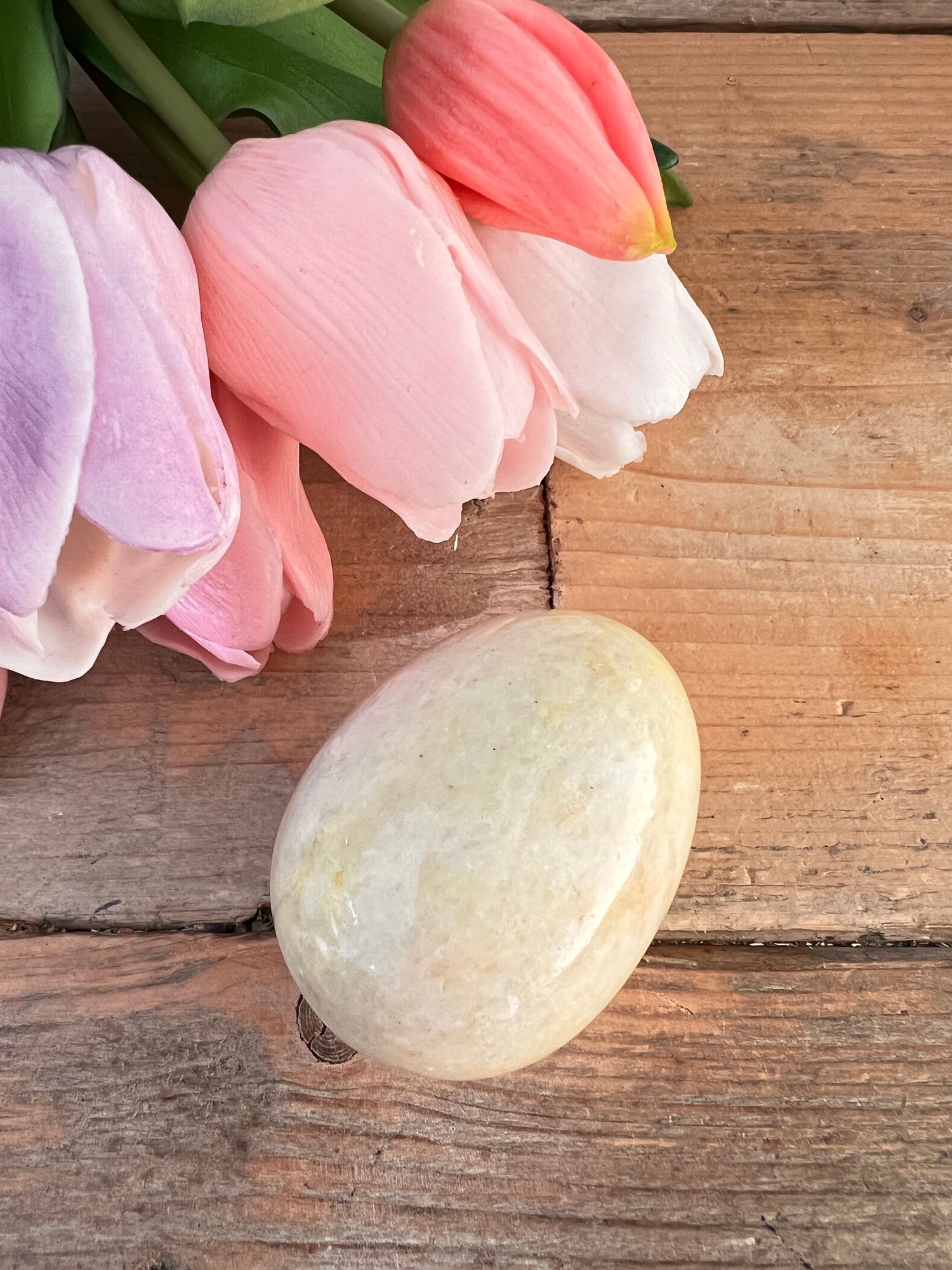 pastel geel marmeren ei, paaldecoratie paasdecoratie, marmeren paasei, decoratie voorjaar, paasei van marmer, luxe paasei, lente decoratie, pastel gele paasdecoratie