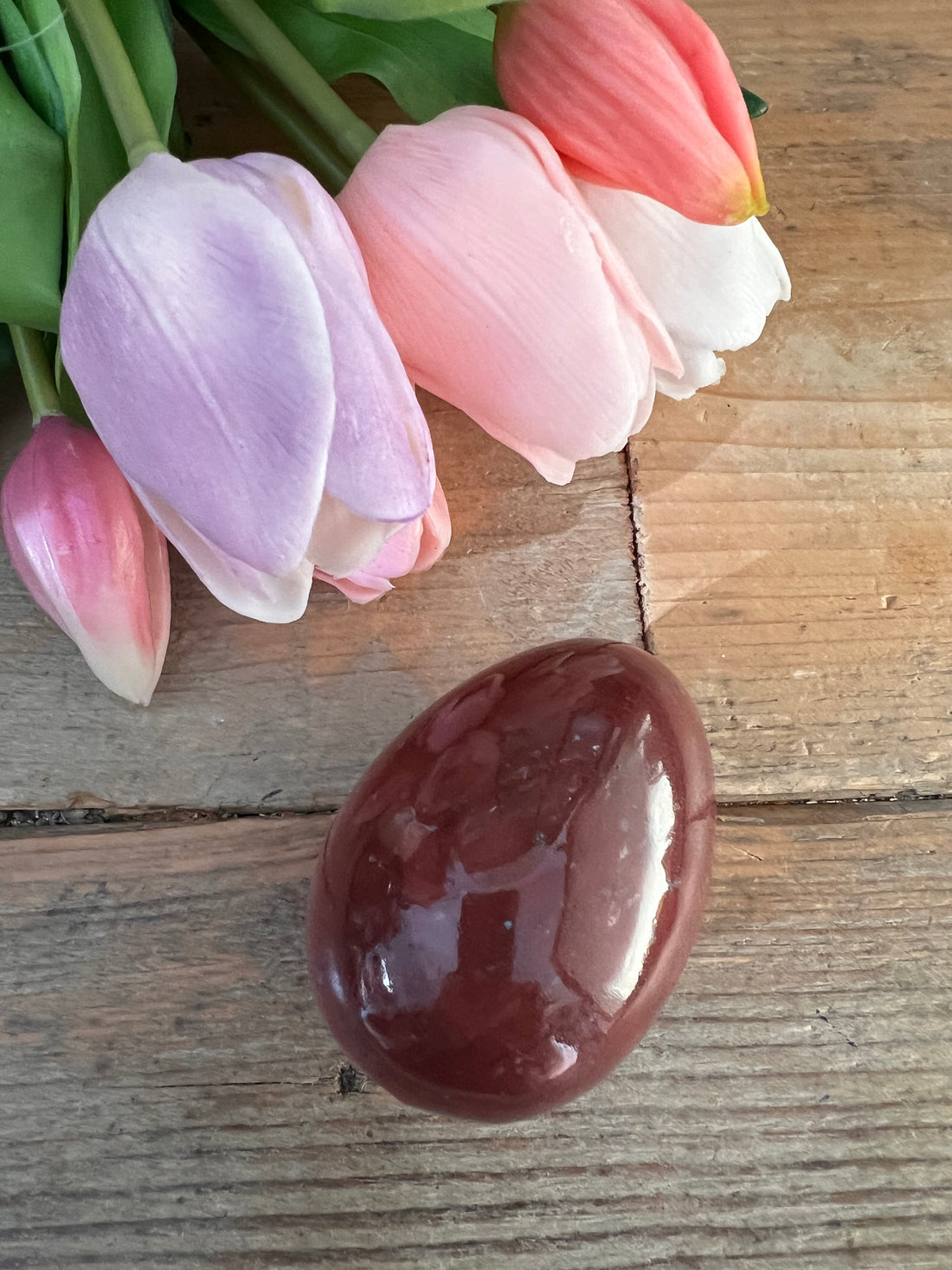 keramisch paasei, burgundy paasei, paasei van keramiek, luxe paasdecoratie, rode paaseieren keramiek, paasversiering keramiek, elegante paasdecoratie, robijnrood paasei, lente decor paasei, stijlvolle paasdecoratie.