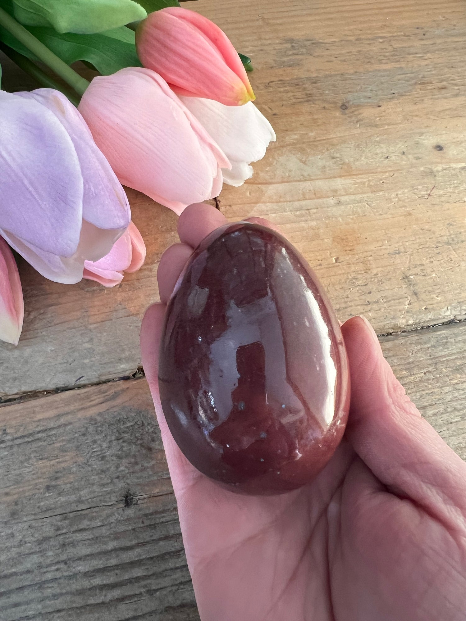 keramisch paasei, burgundy paasei, paasei van keramiek, luxe paasdecoratie, rode paaseieren keramiek, paasversiering keramiek, elegante paasdecoratie, robijnrood paasei, lente decor paasei, stijlvolle paasdecoratie.