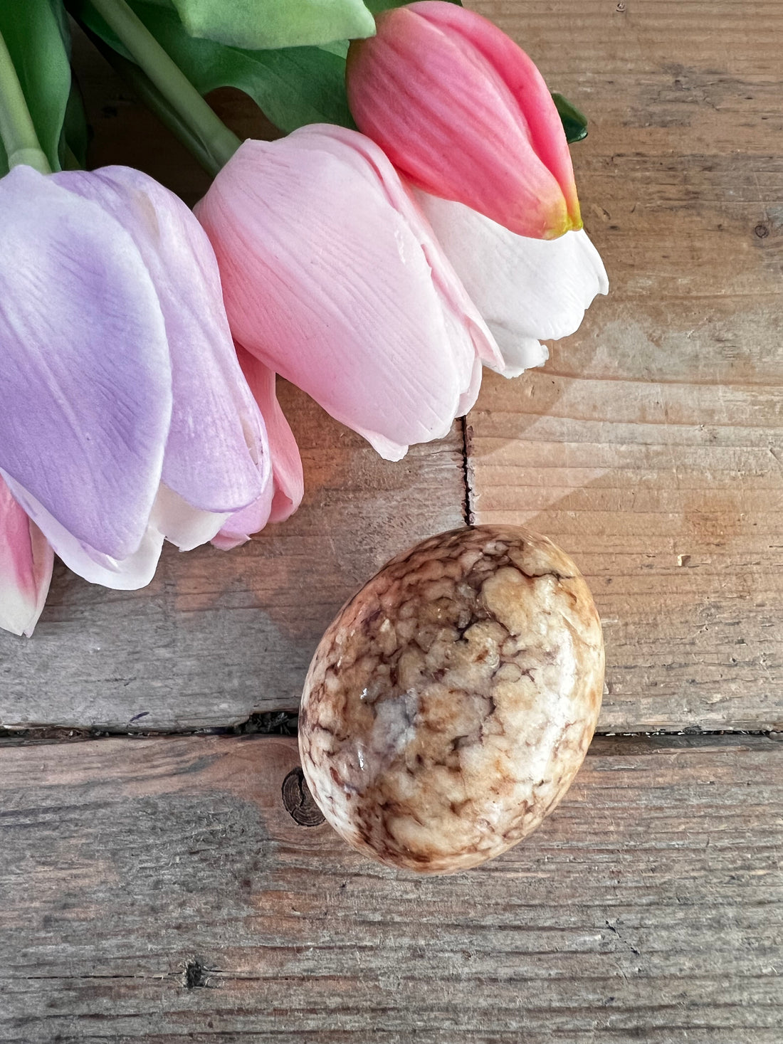 Beige/bruin gemêleerd paasei, marmeren ei, paasei