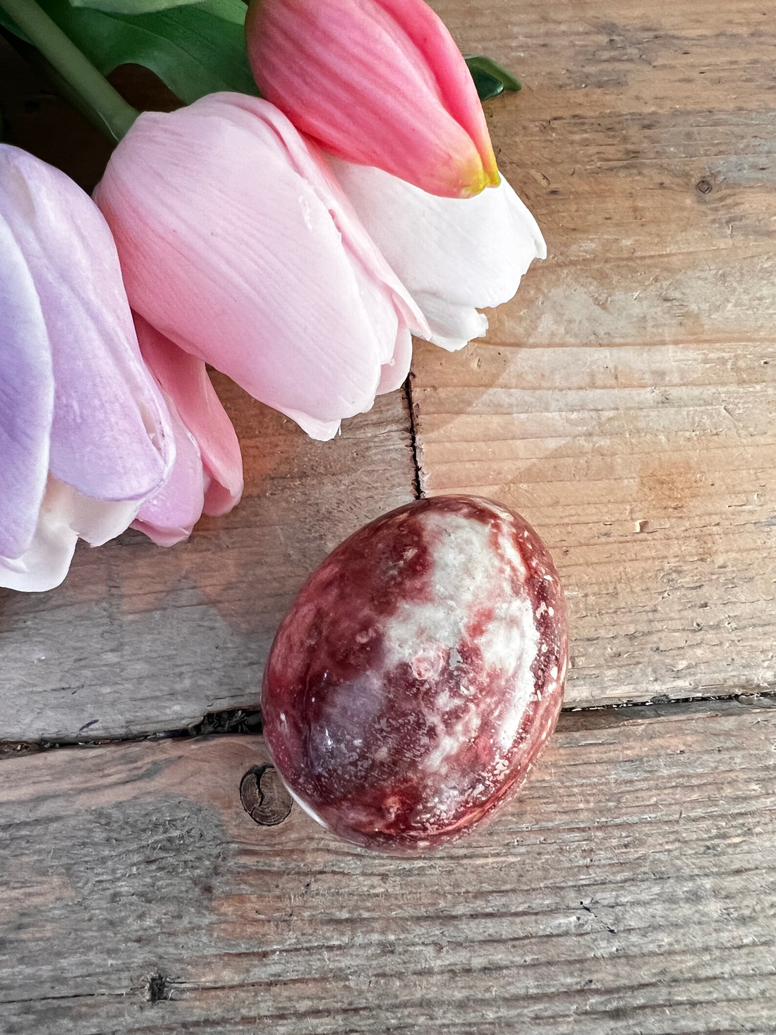 Maak je paasdecoratie compleet met dit prachtige roodbruine gemeleerde paasei van marmer. Dit stijlvolle en natuurlijke paasornament is gemaakt van hoogwaardig marmer met een uniek gemêleerd patroon, waardoor het ei een exclusief en tijdloos accent aan je interieur toevoegt. Perfect voor decoratie op de eettafel, vensterbank of als onderdeel van een luxe paasdisplay. Dit marmeren paasei combineert moeiteloos elegantie met de gezellige sfeer van Pasen.