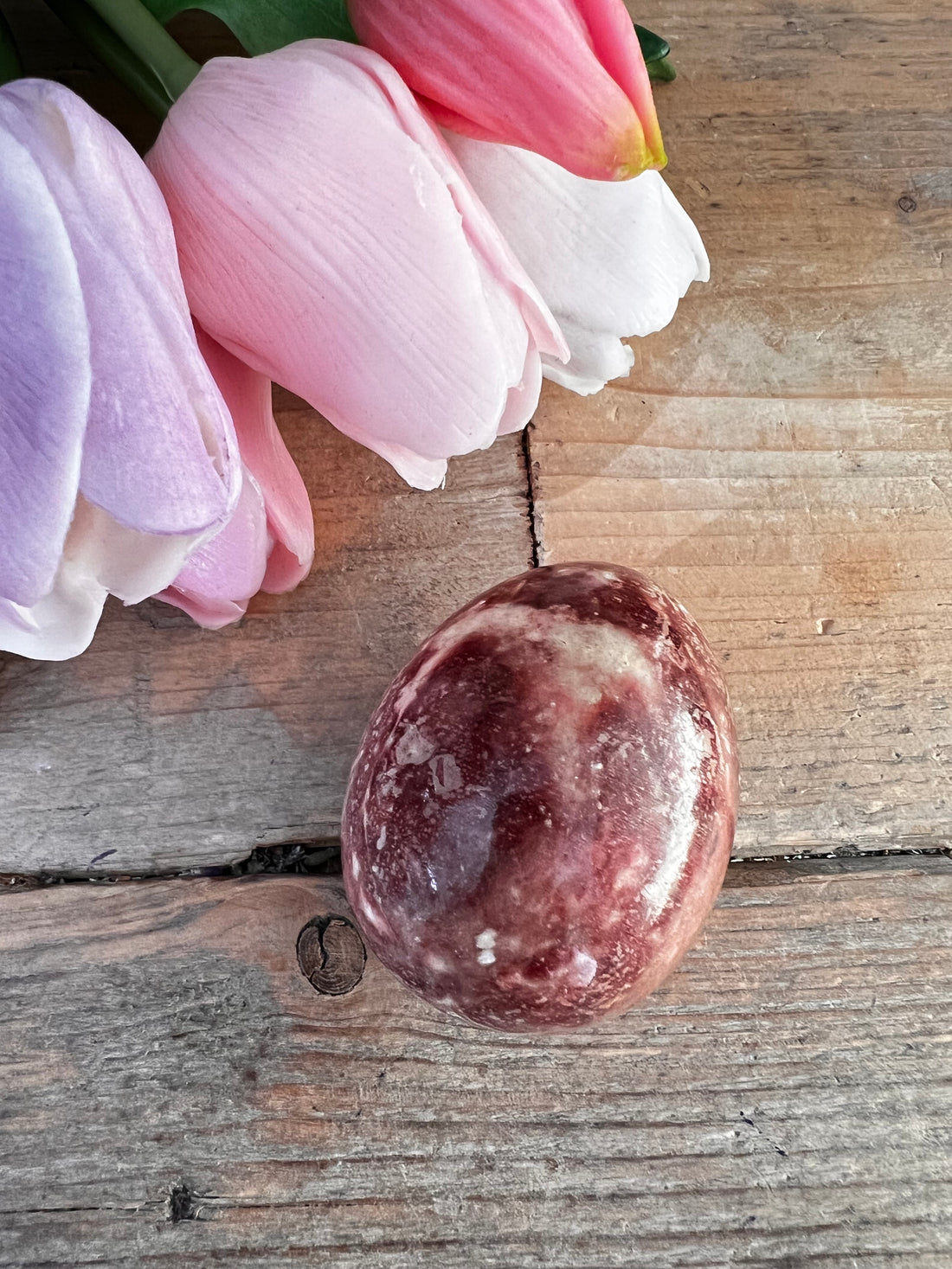 Roodbruin gemêleerd paasei van marmer