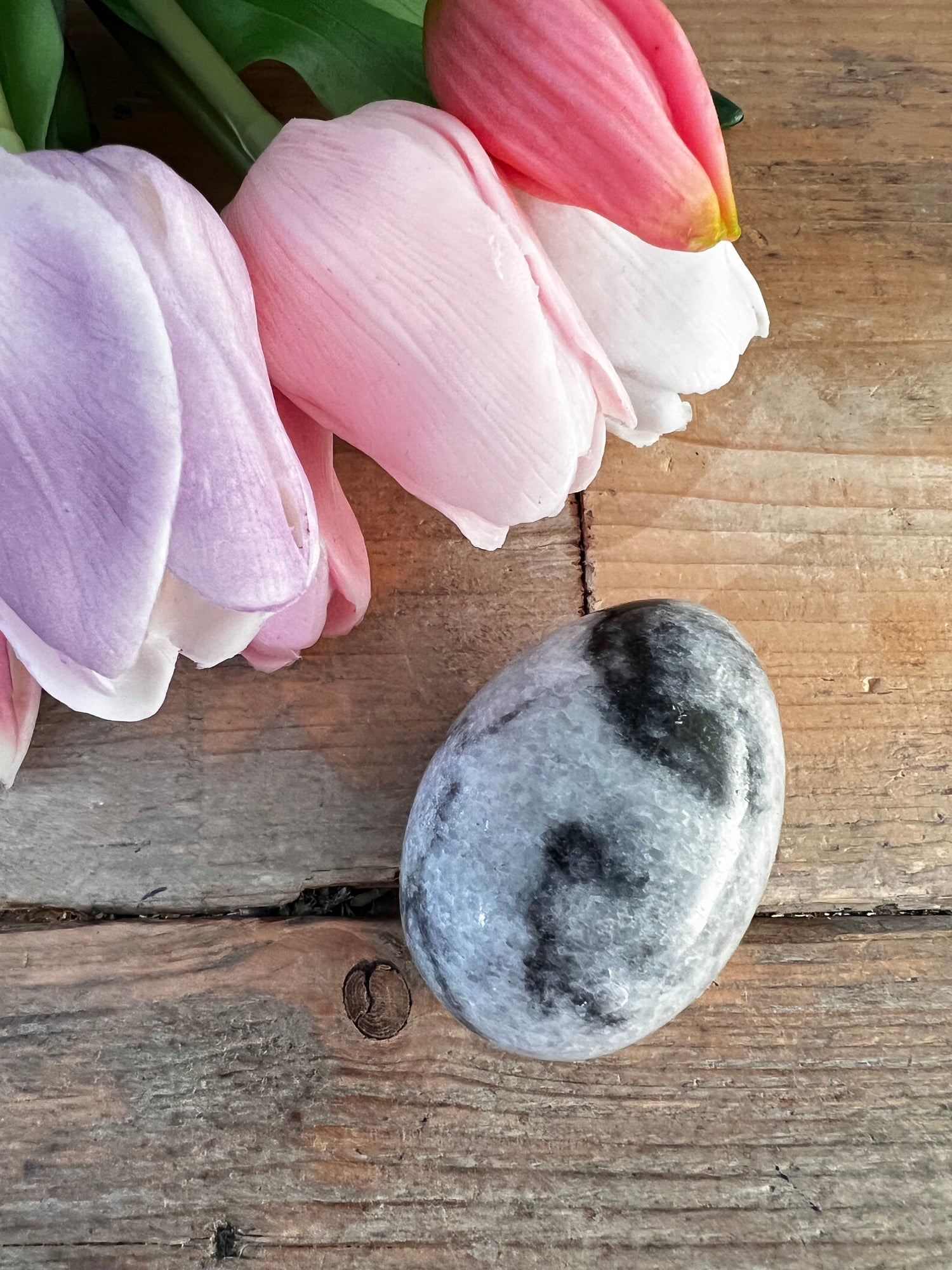 Grijs gemêleerd paasei van marmer