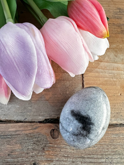 Grijs gemêleerd paasei van marmer