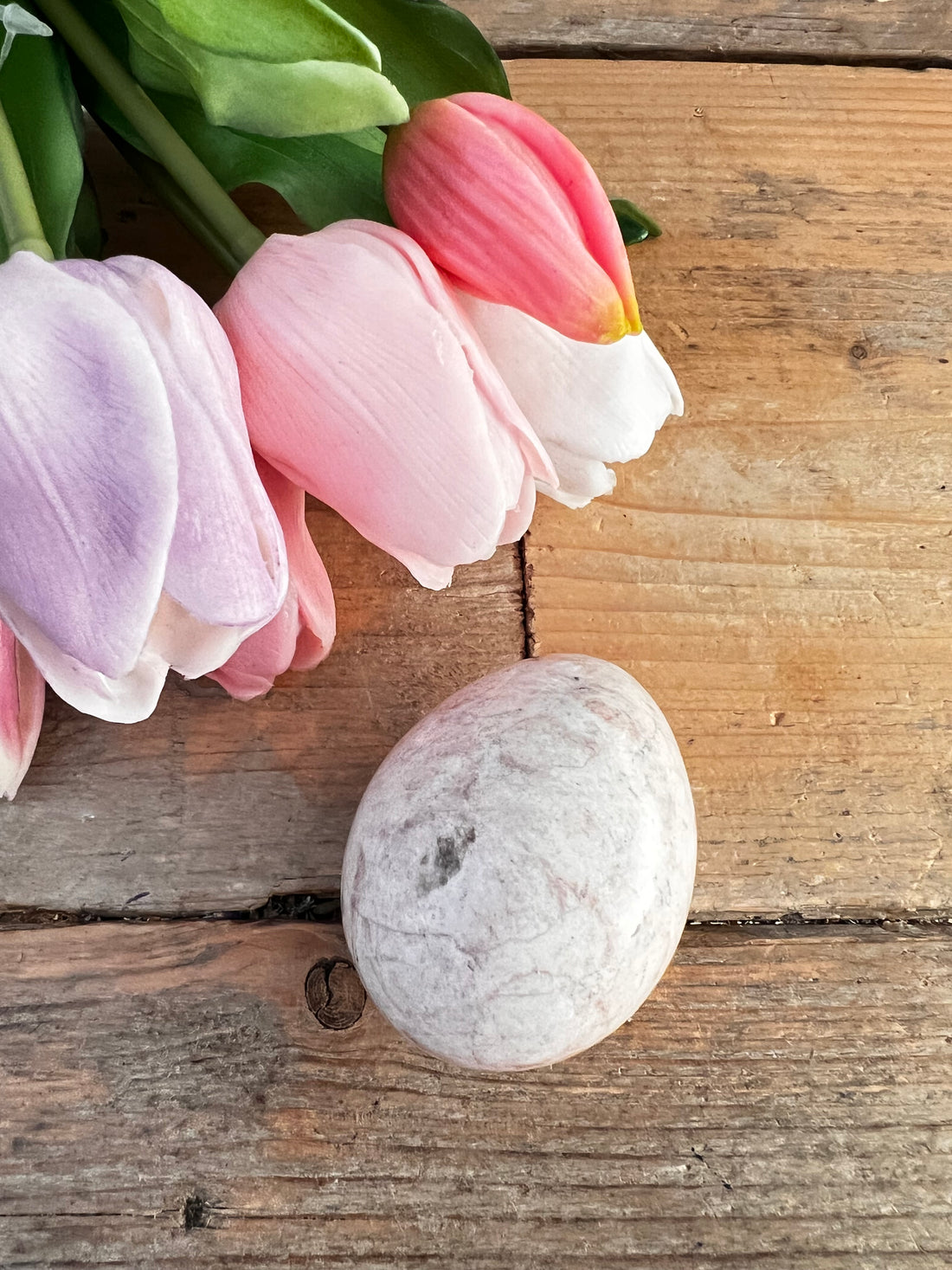 pastelroze ei van marmer, marmeren ei, decoratief ei, interieurdecoratie marmer, pastel decoratie, marmeren ornament, uniek cadeautje, handgemaakt marmeren ei, natural stone decor, stijlvol interieuraccessoire