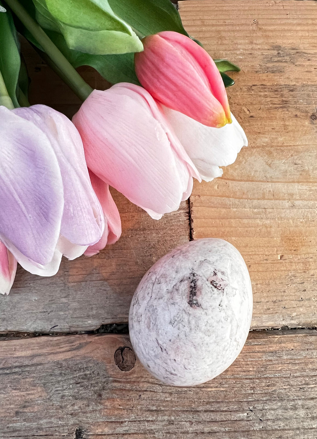 pastelroze ei van marmer, marmeren ei, decoratief ei, interieurdecoratie marmer, pastel decoratie, marmeren ornament, uniek cadeautje, handgemaakt marmeren ei, natural stone decor, stijlvol interieuraccessoire