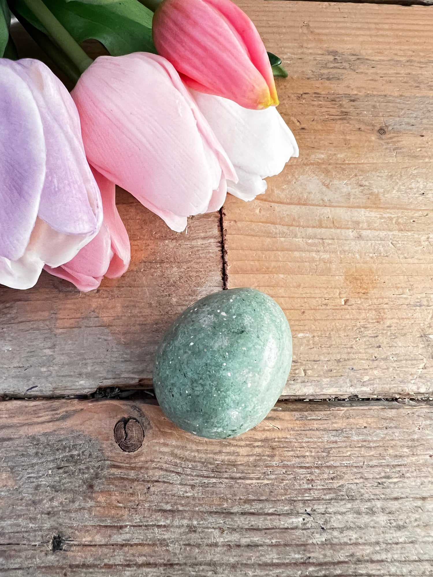 Groen paasei van natuursteen