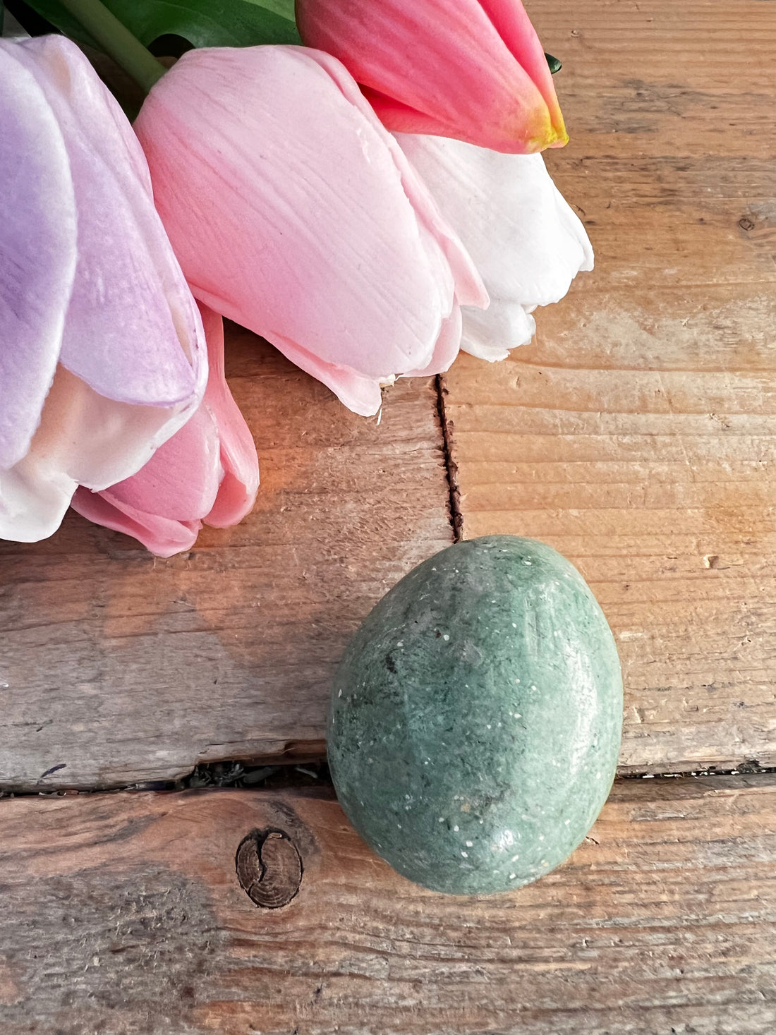 Groen paasei van natuursteen