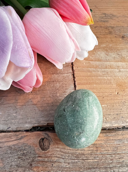 Groen paasei van natuursteen