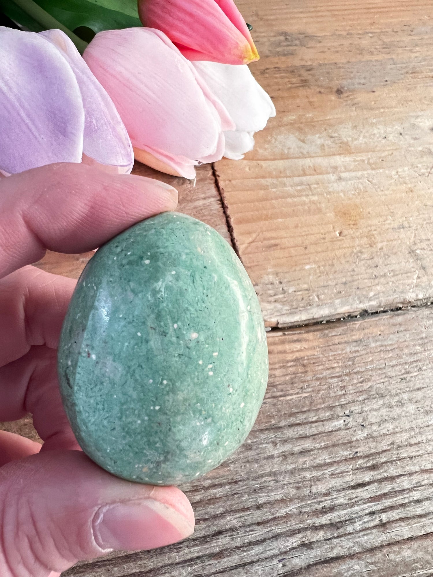 Groen paasei van natuursteen