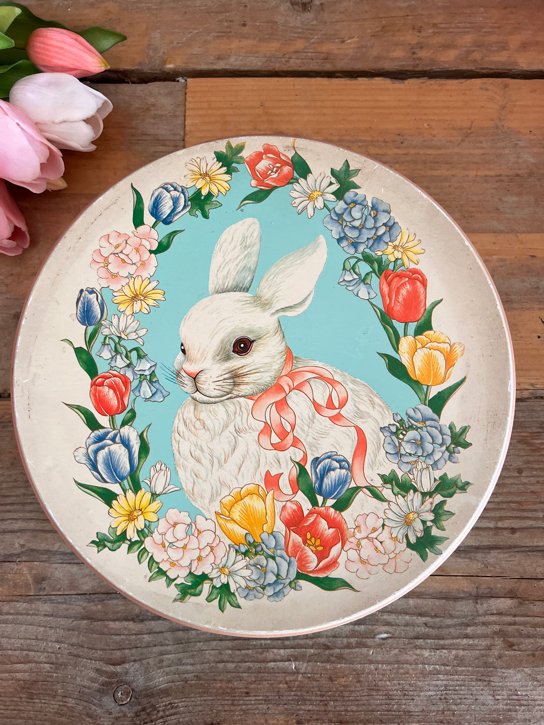 vintage koekblik, paashaasje, koekblik pastelkleuren, paasblik, paasdecoratie, retro koekblik, paas cadeau, vintage paaskaarsenblik, koekblik met paashaas, koekjesblik paascollectie