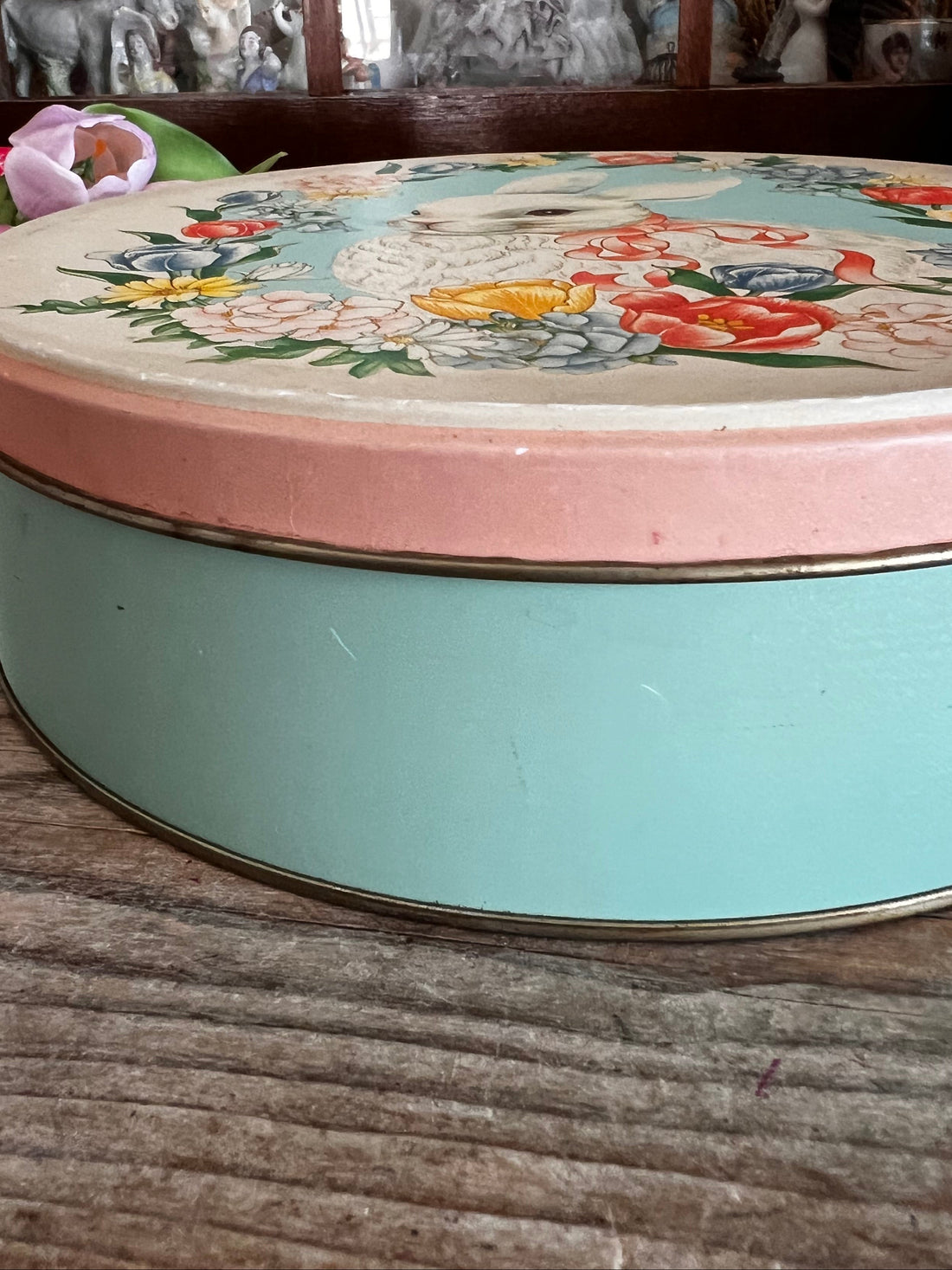 vintage koekblik, paashaasje, koekblik pastelkleuren, paasblik, paasdecoratie, retro koekblik, paas cadeau, vintage paaskaarsenblik, koekblik met paashaas, koekjesblik paascollectie