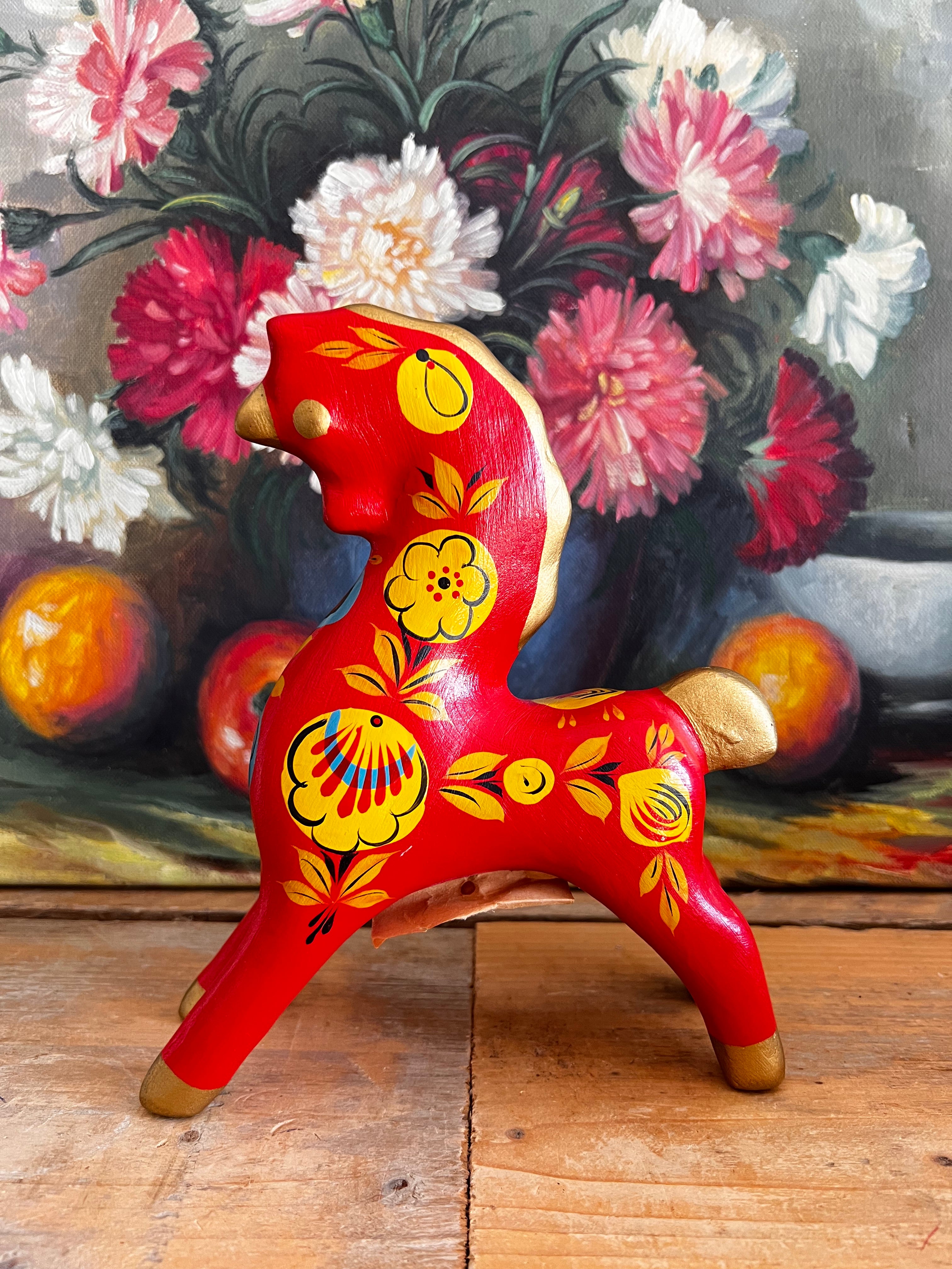 vintage Khokhloma paardje, handbeschilderd Khokhloma hout, Russisch houten paardje, traditioneel Russisch kunstobject, Khokhloma bloemenpatroon, handgeschilderde houten decoratie, rood houten paardje Rusland, Russische folklorestijl decoratie