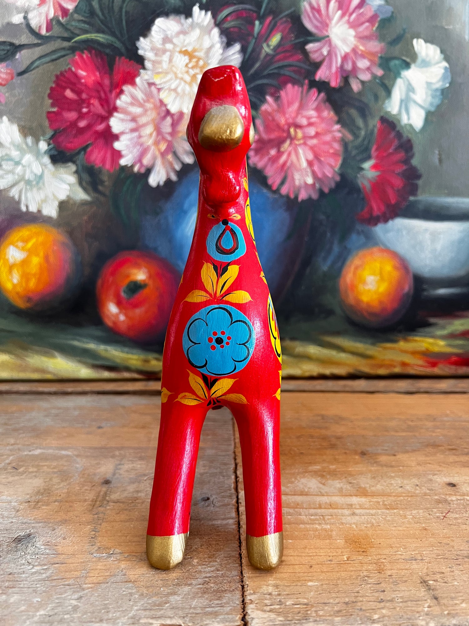 vintage Khokhloma paardje, handbeschilderd Khokhloma hout, Russisch houten paardje, traditioneel Russisch kunstobject, Khokhloma bloemenpatroon, handgeschilderde houten decoratie, rood houten paardje Rusland, Russische folklorestijl decoratie