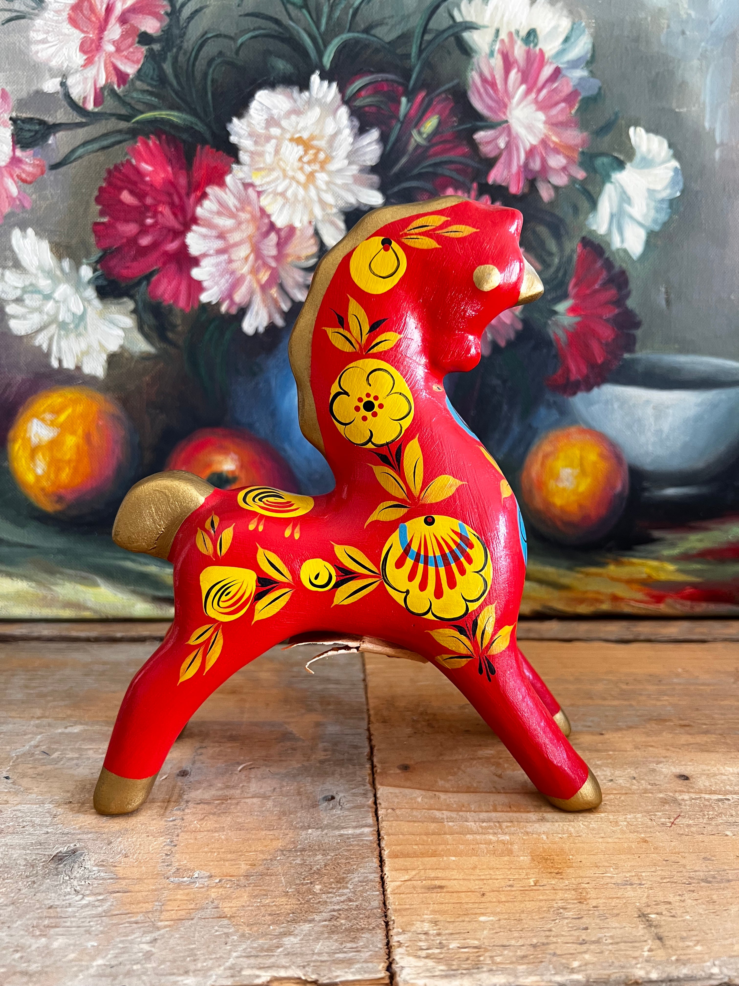 vintage Khokhloma paardje, handbeschilderd Khokhloma hout, Russisch houten paardje, traditioneel Russisch kunstobject, Khokhloma bloemenpatroon, handgeschilderde houten decoratie, rood houten paardje Rusland, Russische folklorestijl decoratie