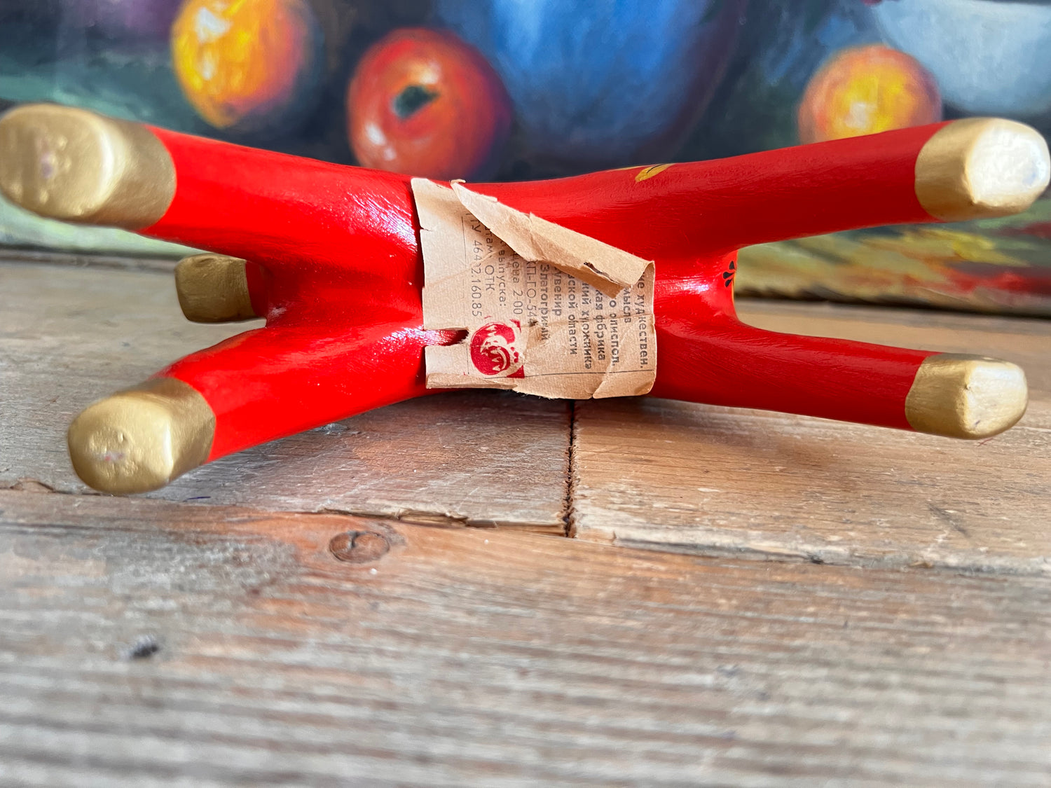 vintage Khokhloma paardje, handbeschilderd Khokhloma hout, Russisch houten paardje, traditioneel Russisch kunstobject, Khokhloma bloemenpatroon, handgeschilderde houten decoratie, rood houten paardje Rusland, Russische folklorestijl decoratie