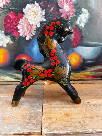 vintage Khokhloma paardje, handbeschilderd Khokhloma hout, Russisch houten paardje, traditioneel Russisch kunstobject, Khokhloma bloemenpatroon, handgeschilderde houten decoratie, rood houten paardje Rusland, Russische folklorestijl decoratie