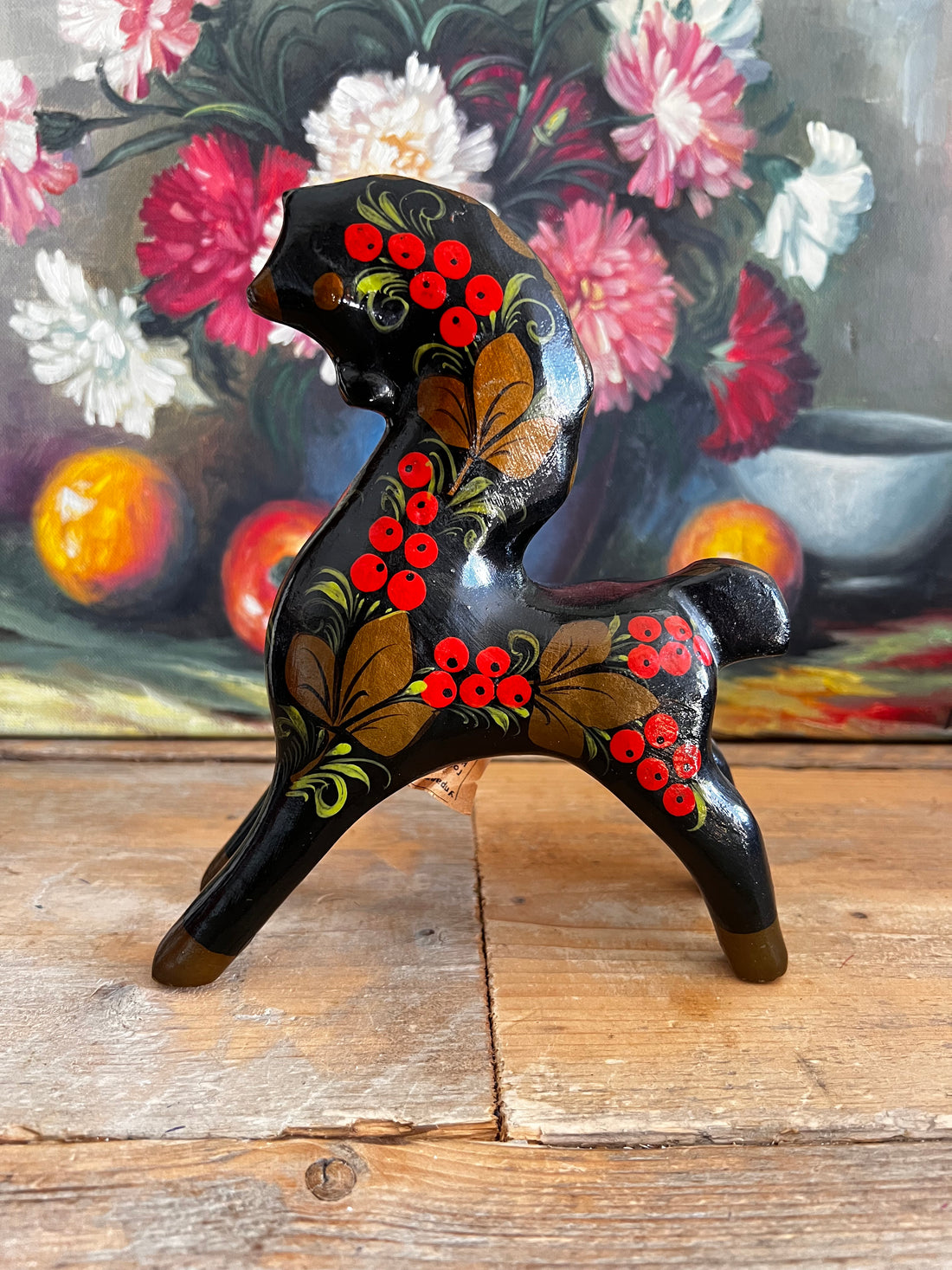 vintage Khokhloma paardje, handbeschilderd Khokhloma hout, Russisch houten paardje, traditioneel Russisch kunstobject, Khokhloma bloemenpatroon, handgeschilderde houten decoratie, rood houten paardje Rusland, Russische folklorestijl decoratie