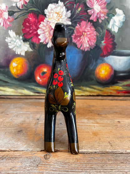 vintage Khokhloma paardje, handbeschilderd Khokhloma hout, Russisch houten paardje, traditioneel Russisch kunstobject, Khokhloma bloemenpatroon, handgeschilderde houten decoratie, rood houten paardje Rusland, Russische folklorestijl decoratie