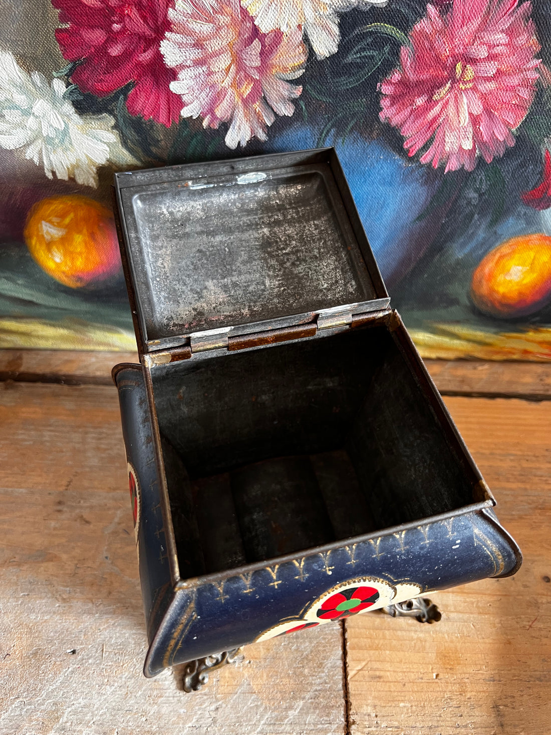 antiek Art Nouveau blikje, vintage blikje op pootje, decoratief Art Nouveau object, uniek antiek blikje, Art Nouveau verzamelobject, decoratief blikje, vintage huisdecoratie, antieke accessoires, Art Nouveau stijl blikje.