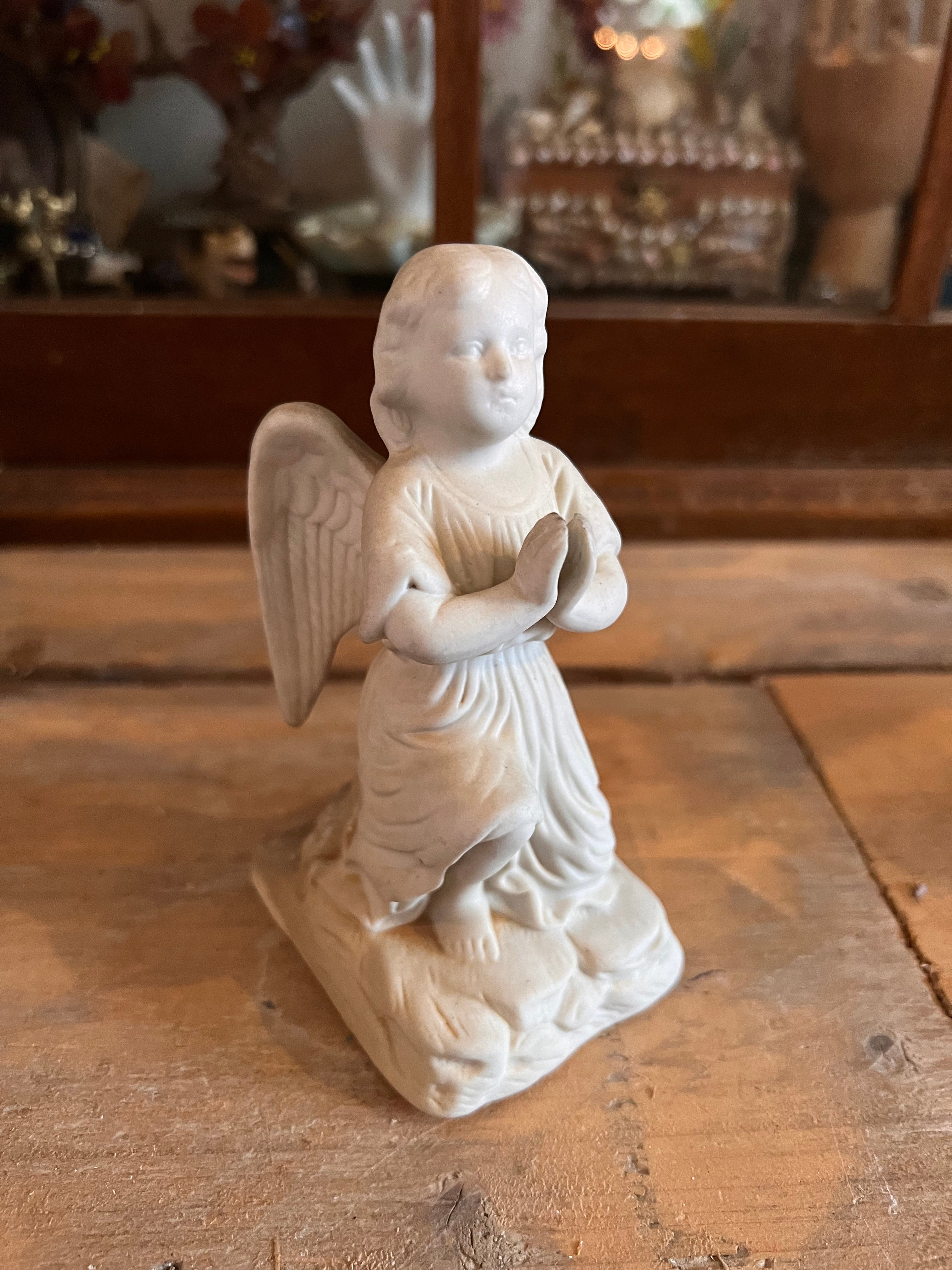 Antiek engeltje van porselein wit