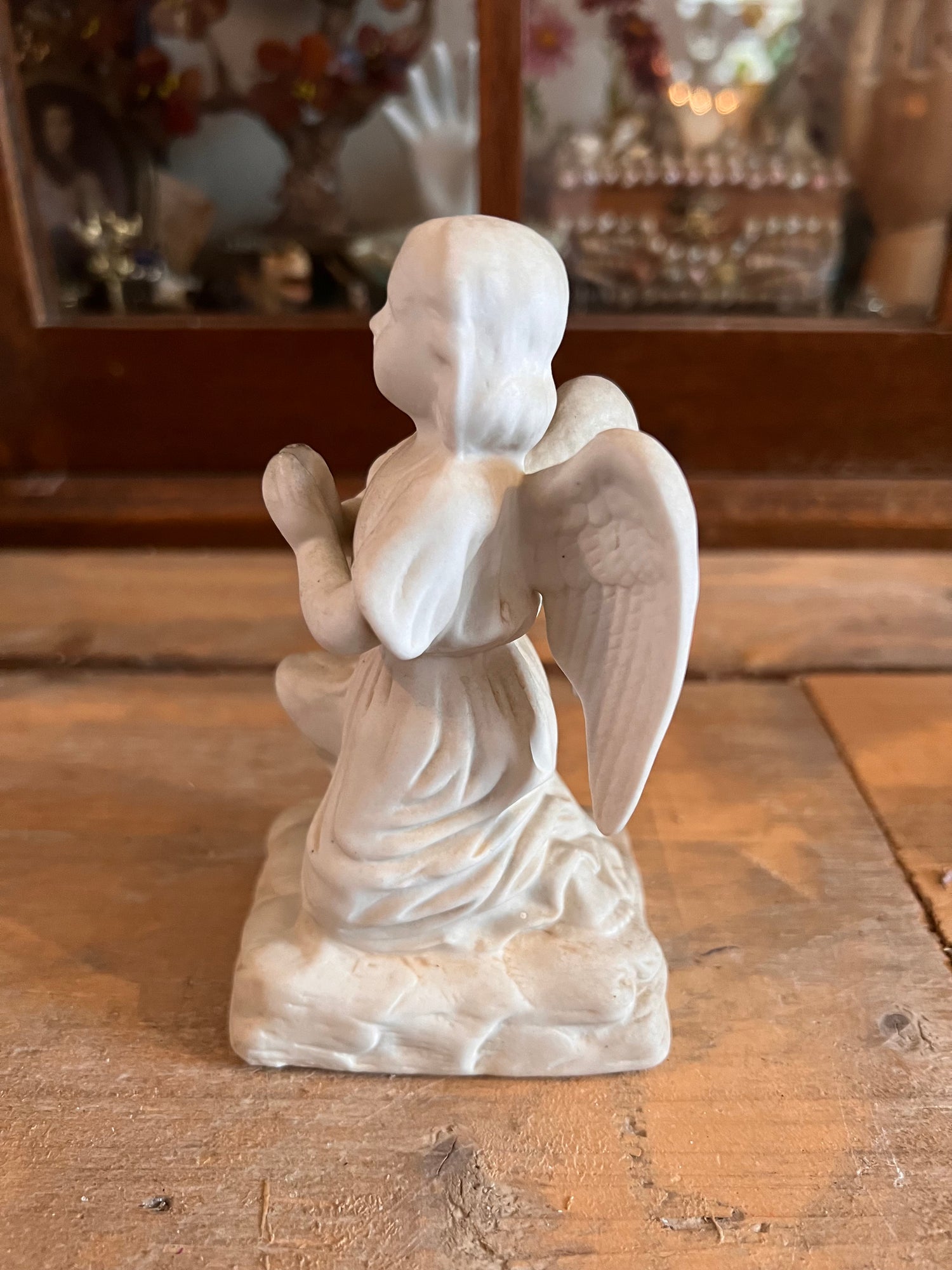Antiek engeltje van porselein wit