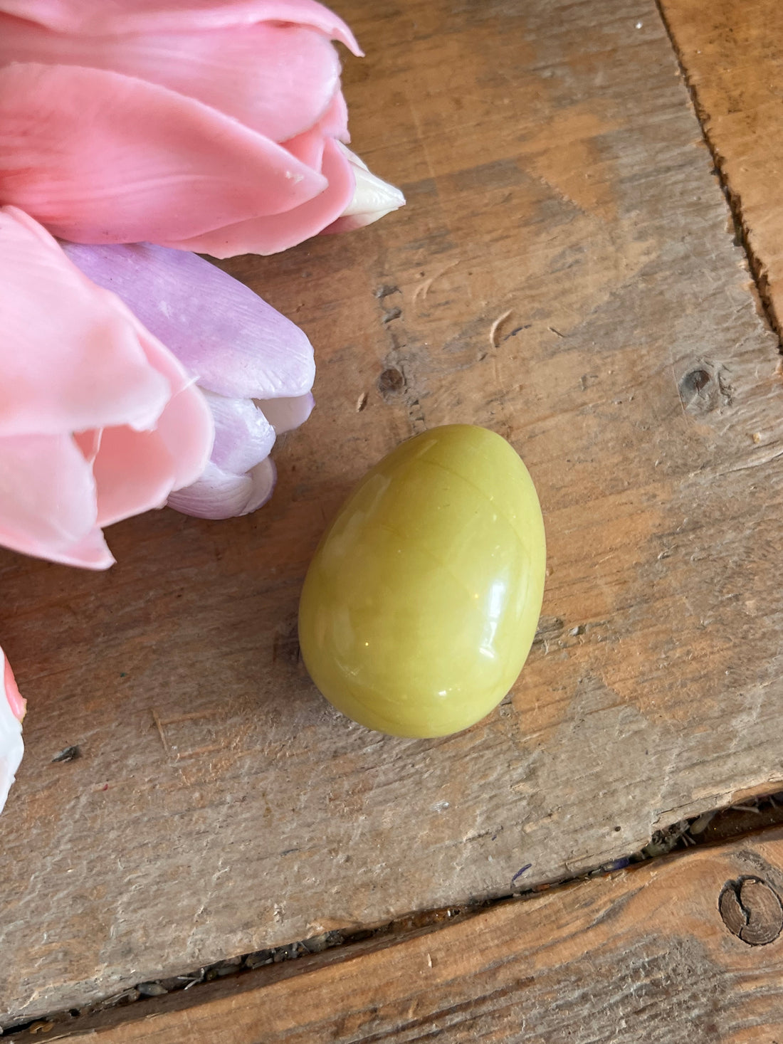 groen ei natuursteen, natuurstenen ei groen, decoratie groene natuursteen, uniek natuurstenen ei, natuursteen interieurdecoratie, natuurlijke woonaccessoires.