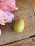 groen ei natuursteen, natuurstenen ei groen, decoratie groene natuursteen, uniek natuurstenen ei, natuursteen interieurdecoratie, natuurlijke woonaccessoires.