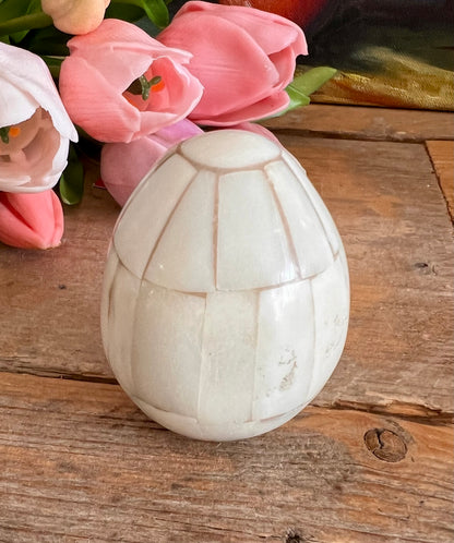 decoratief ei, decoratief ei ingelegd met schelp, handgemaakt decoratief ei, sierlijk interieuraccessoire, natuurlijke woondecoratie, schelpen decoratie, unieke woonaccessoires, cadeau ideeën voor in huis
