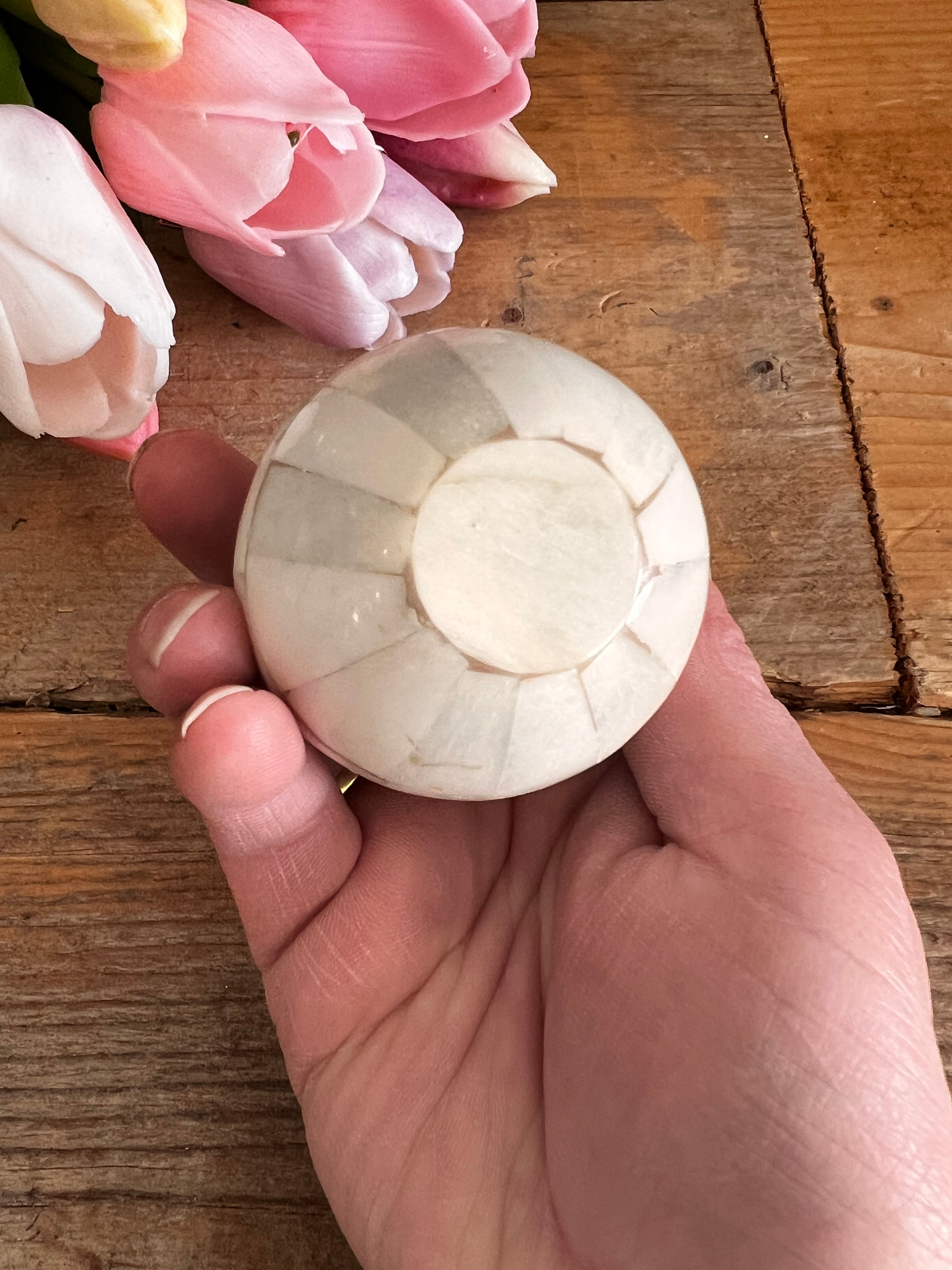 decoratief ei, decoratief ei ingelegd met schelp, handgemaakt decoratief ei, sierlijk interieuraccessoire, natuurlijke woondecoratie, schelpen decoratie, unieke woonaccessoires, cadeau ideeën voor in huis
