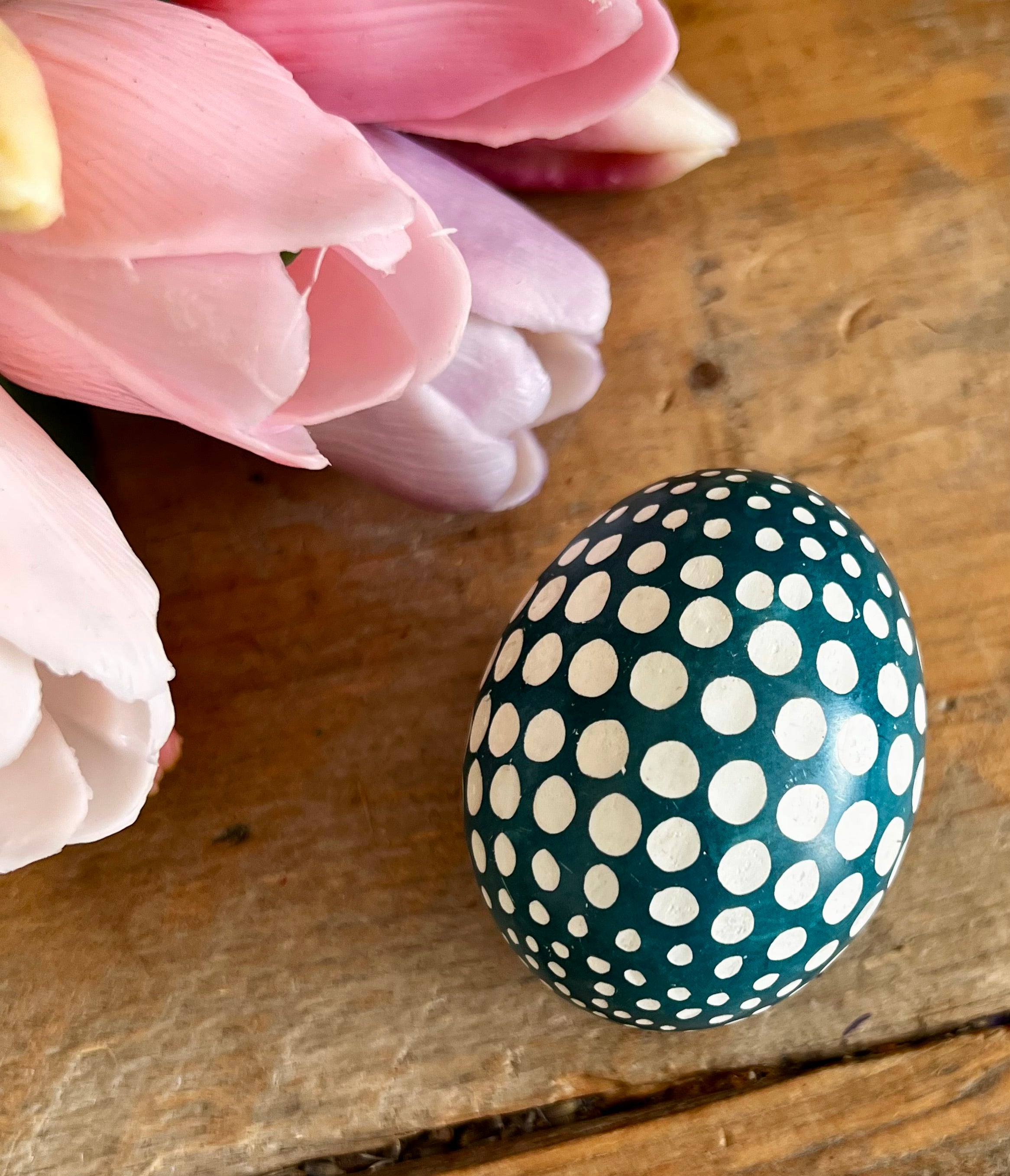 stip ei speksteen, groen spekstenen ei, decoratief ei speksteen, handgemaakt speksteen, groene woondecoratie, stippen ei decoratie, uniek spekstenen cadeau, natuursteen ei
