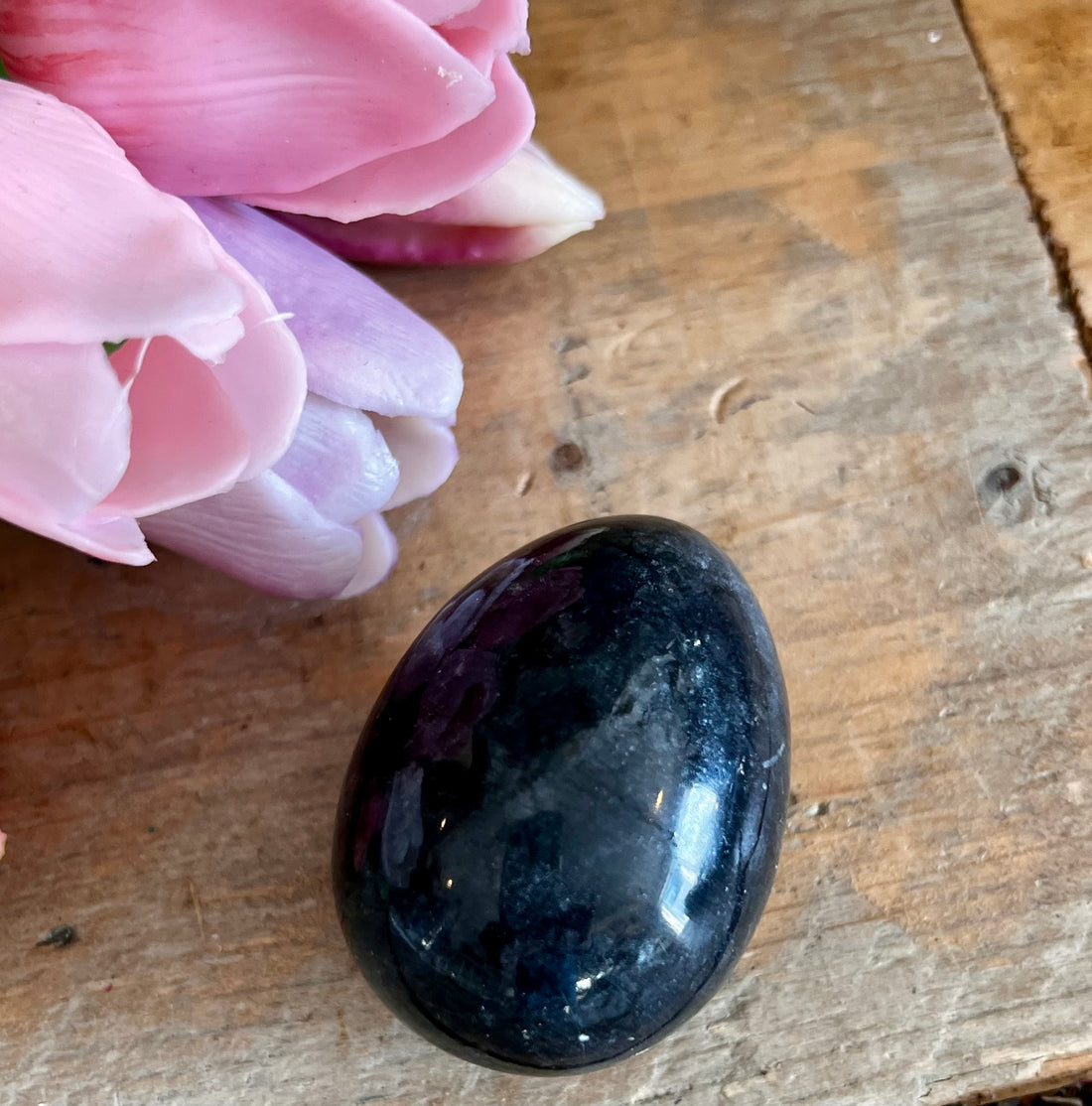 
zwart marmeren ei, paasdecoratie zwart, marmeren paasdecoratie, luxe paasaccessoire, dekoratief marmeren ei, modieuze paassfeer, natuursteen ei paasdecoratie