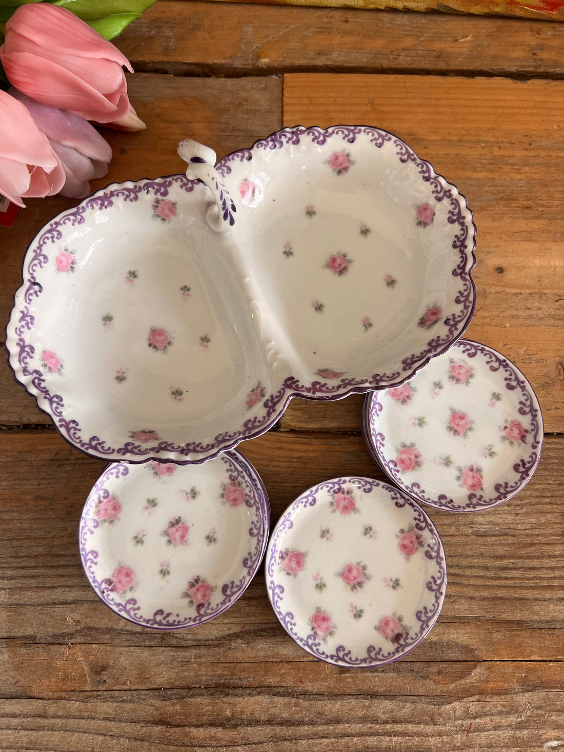 bonbonschaal jaren 20, Ninaber-van Eyben porselein, vintage bonbonschaal, bonbonbordjes porselein, Nederlands jaren 20 servies, bloemmotief porselein, Den Haag porselein, vrolijke servies set