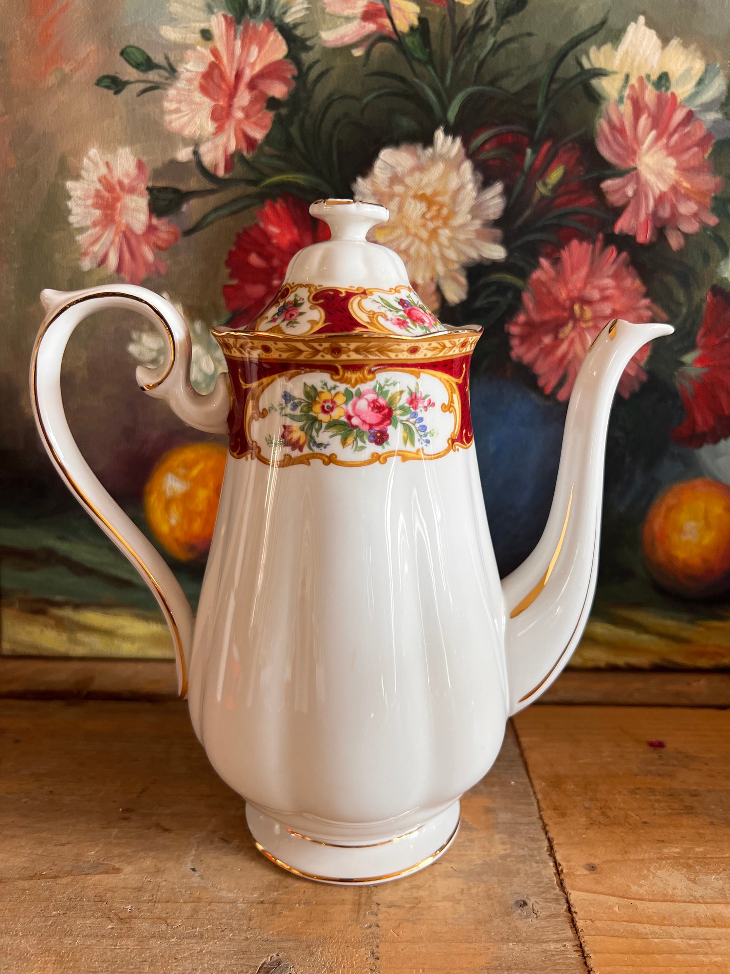 Lady Hamilton koffiepot, Royal Albert koffiepot, Engelse porseleinen koffiepot, klassieke koffiepot, porseleinen koffiepot met bloemenmotief, luxe koffiepot, koffiepot voor speciale gelegenheden, traditioneel Engels servies, Royal Albert servies, servies voor koffie.