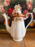Lady Hamilton koffiepot, Royal Albert koffiepot, Engelse porseleinen koffiepot, klassieke koffiepot, porseleinen koffiepot met bloemenmotief, luxe koffiepot, koffiepot voor speciale gelegenheden, traditioneel Engels servies, Royal Albert servies, servies voor koffie.