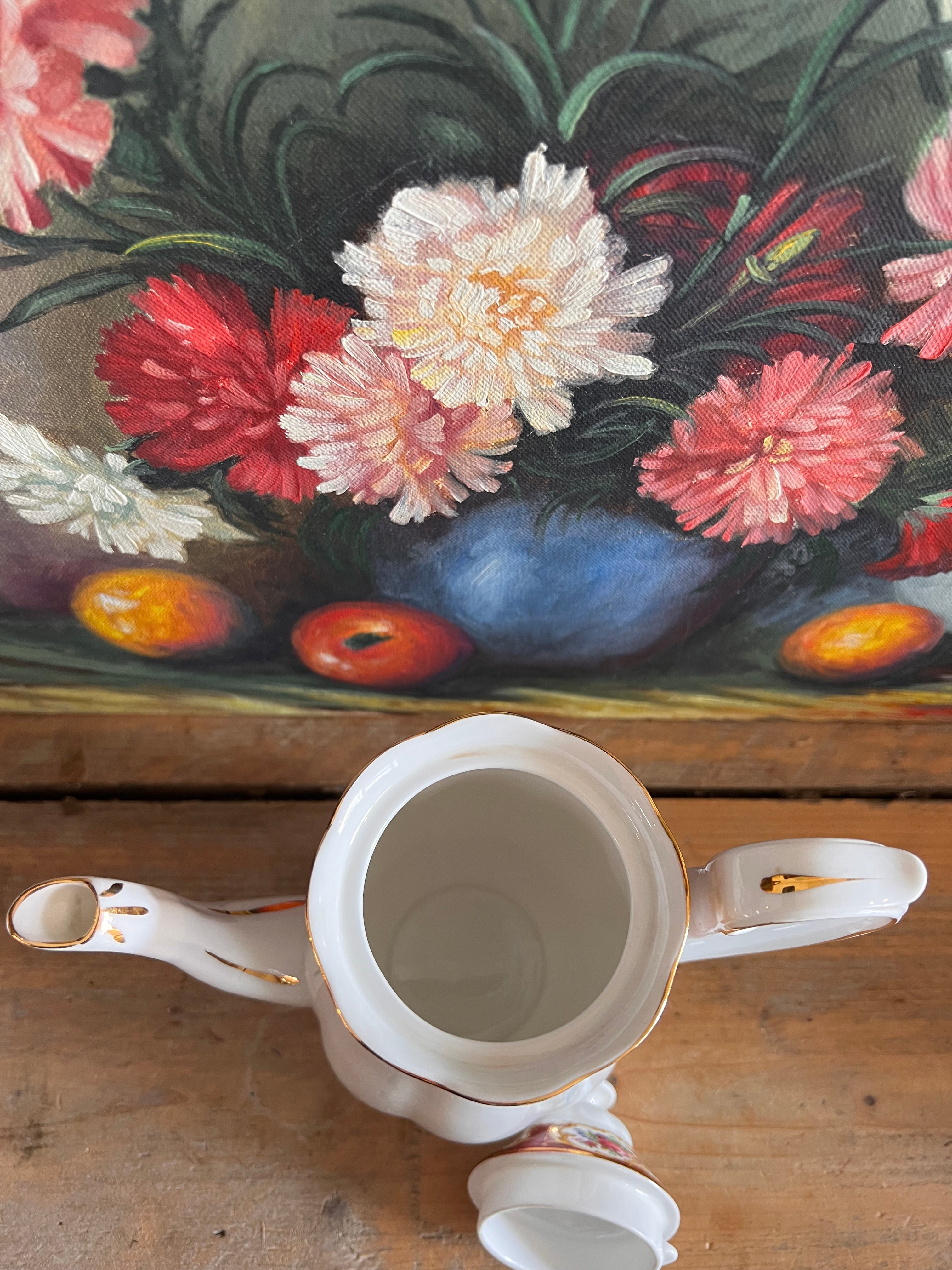 Lady Hamilton koffiepot, Royal Albert koffiepot, Engelse porseleinen koffiepot, klassieke koffiepot, porseleinen koffiepot met bloemenmotief, luxe koffiepot, koffiepot voor speciale gelegenheden, traditioneel Engels servies, Royal Albert servies, servies voor koffie.